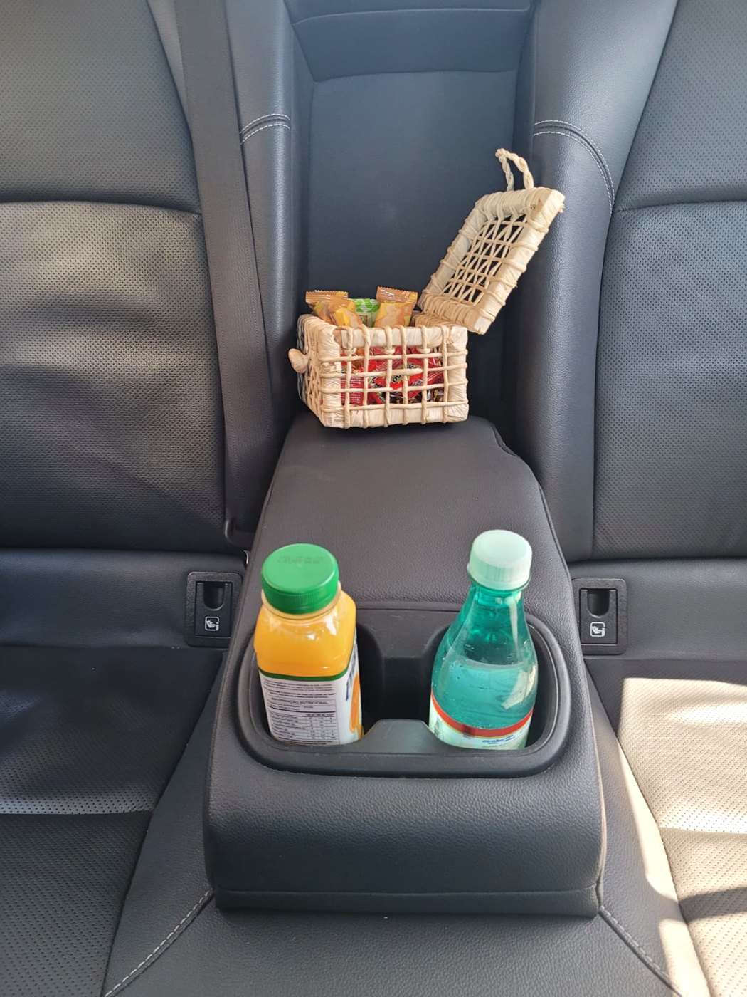 Cortesia a bordo: suco e água